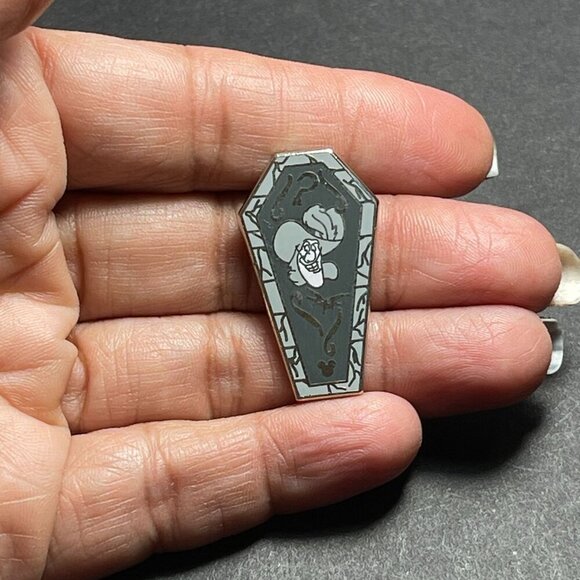 Disney Captain Hook Trading Pin Peter Pan Villain Silver Coffin Lapel Pin Brooch - Picture 6 of 9